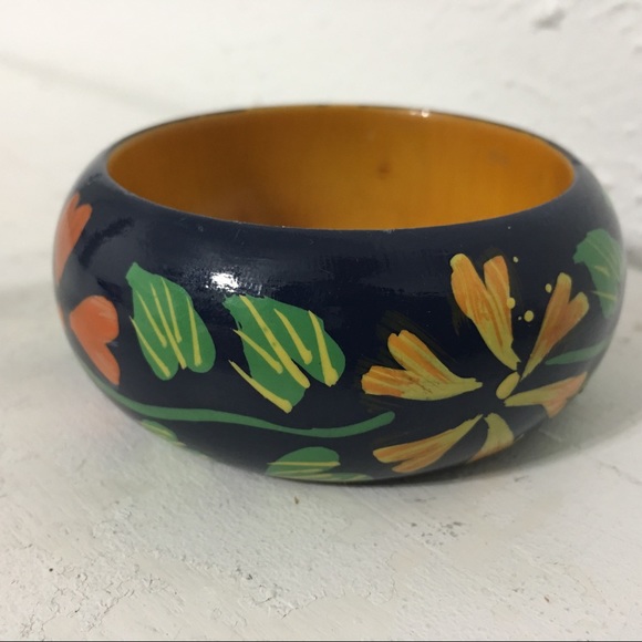 Vintage Beautiful Floral Wooded Bangle - Picture 6 of 8